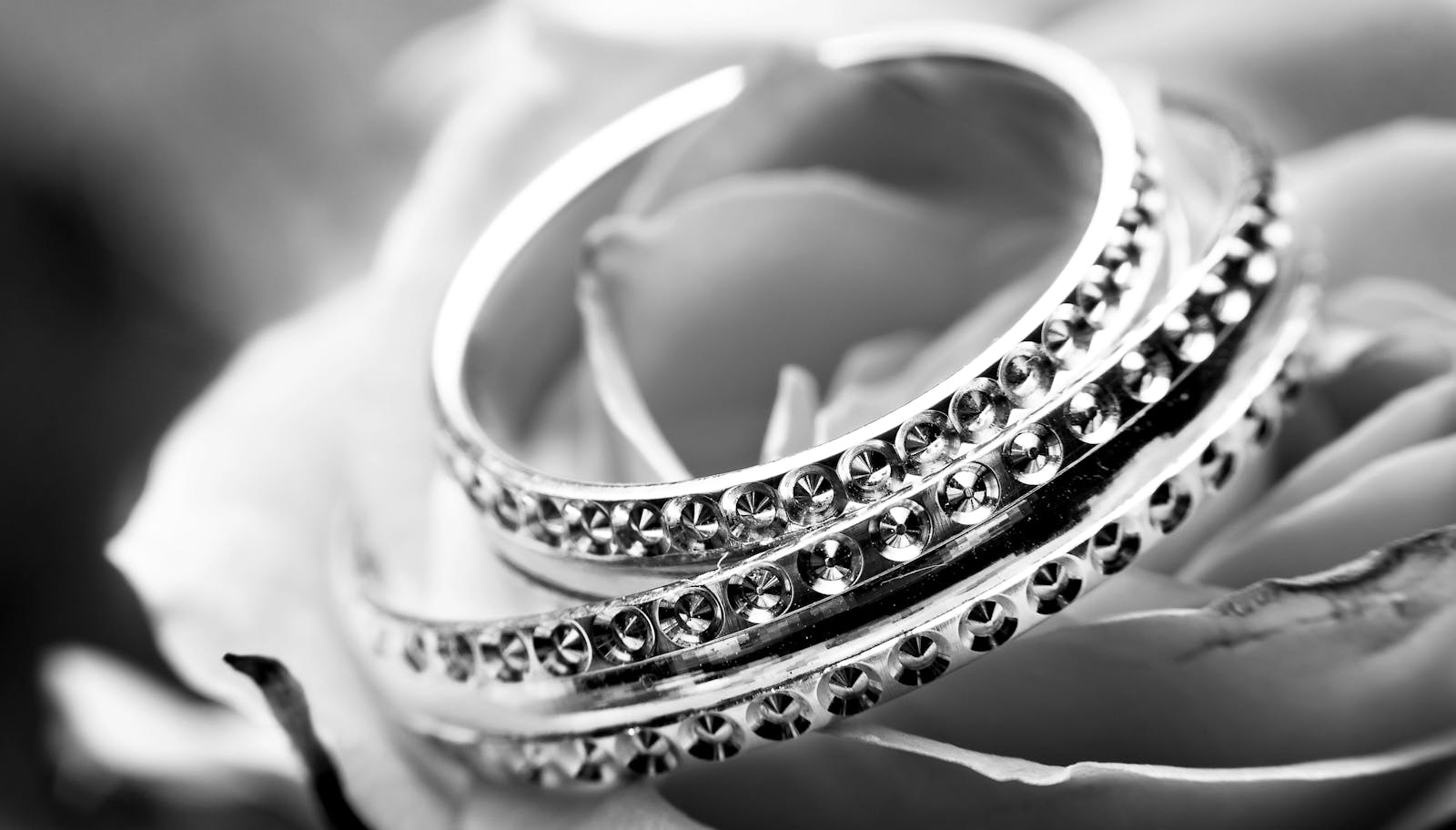Engagement Ring Trends 2026: Oval Cuts, East-West Settings & Yellow Gold Revival